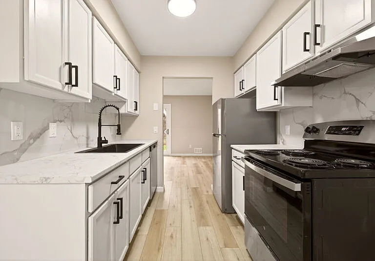 Holcob Village Townhouses — Photo 3