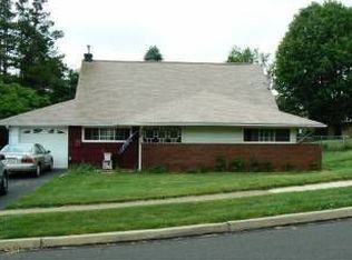 1 Hawk Rd, Levittown, PA 19056