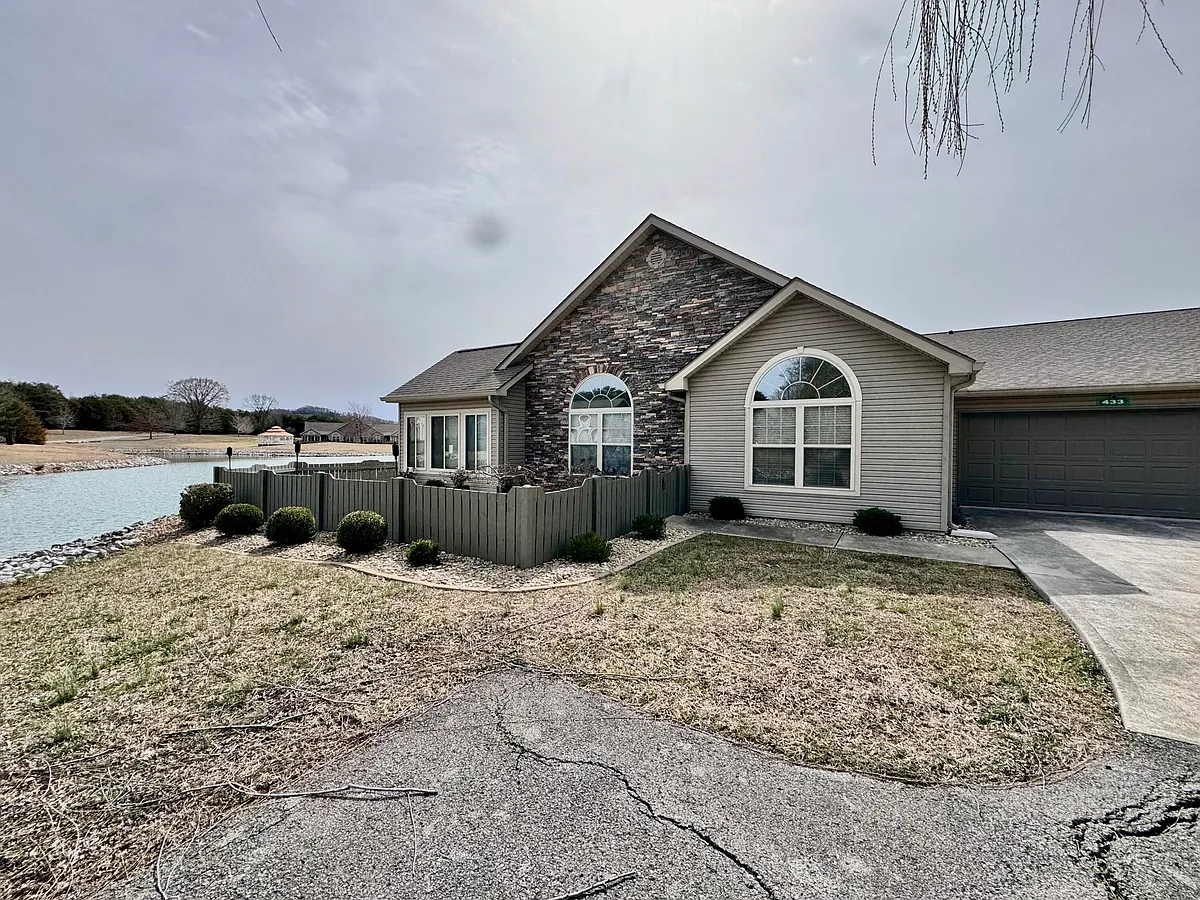 Building Photo - 433 Deer Lake Pl #43