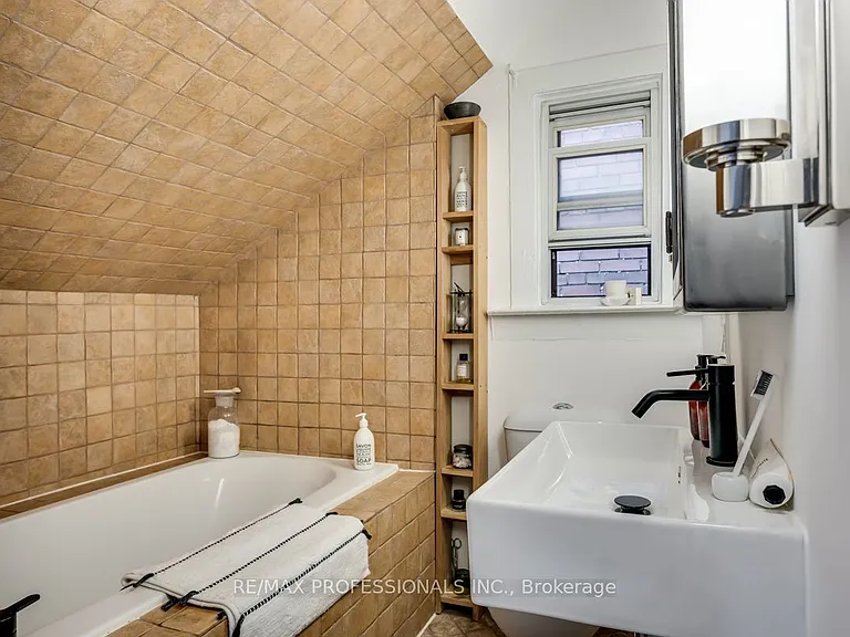 1381 Lansdowne Ave — Photo 33