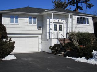 4 Heathcote Dr, Albertson, NY 11507