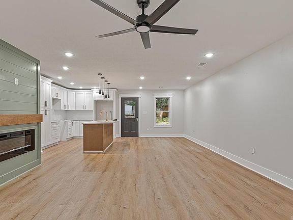 4th image of 918B Mays Rd