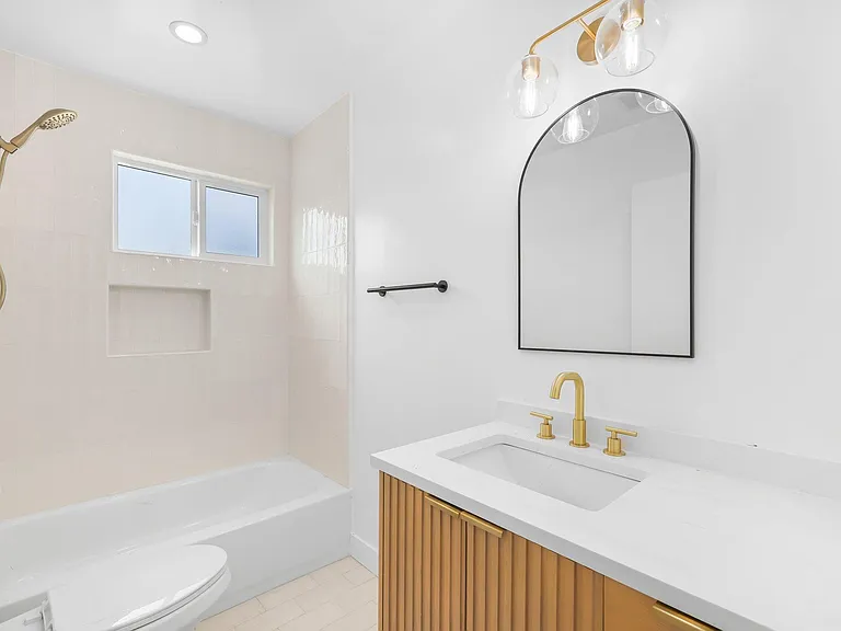 3020 E 3rd St #11 — Photo 14