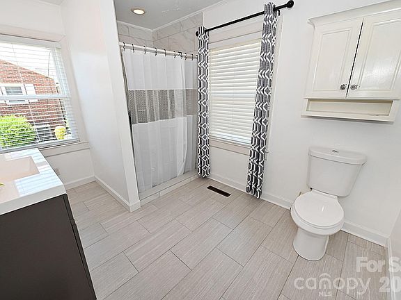 5th image of 902 E Boyd St