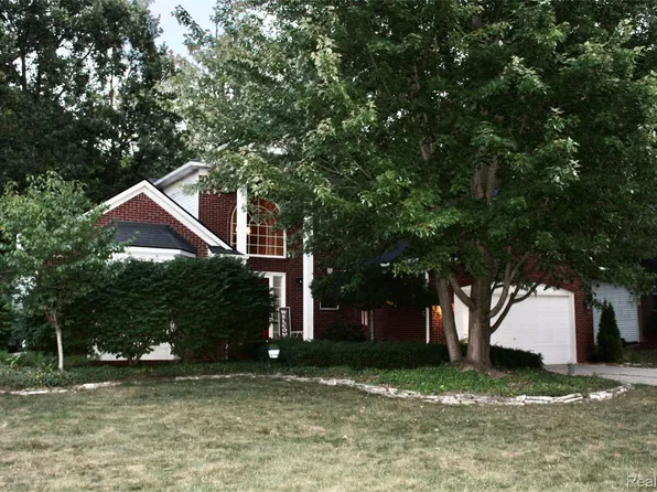 5311 Sandalwood Ct, Grand Blanc, MI 48439