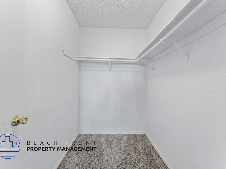 9842 Hamilton Ave. — Photo 18