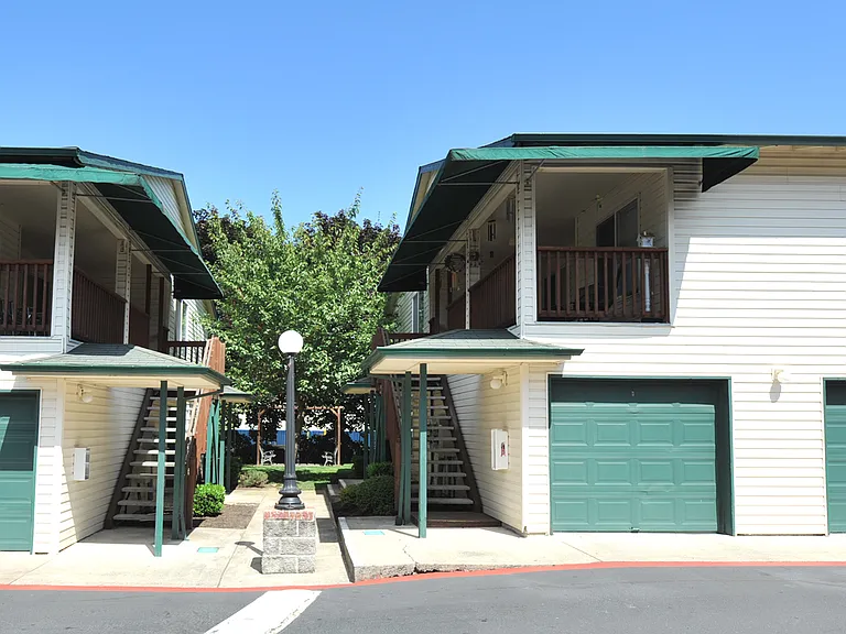 Emerald Pointe — Photo 6