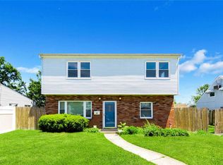 11 Crescent Ln, Levittown, NY 11756