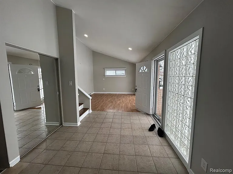 4472 Buchanan Ave — Photo 2