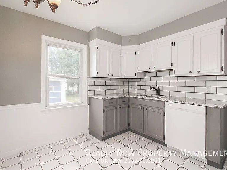 11912 Derby Ave — Photo 3
