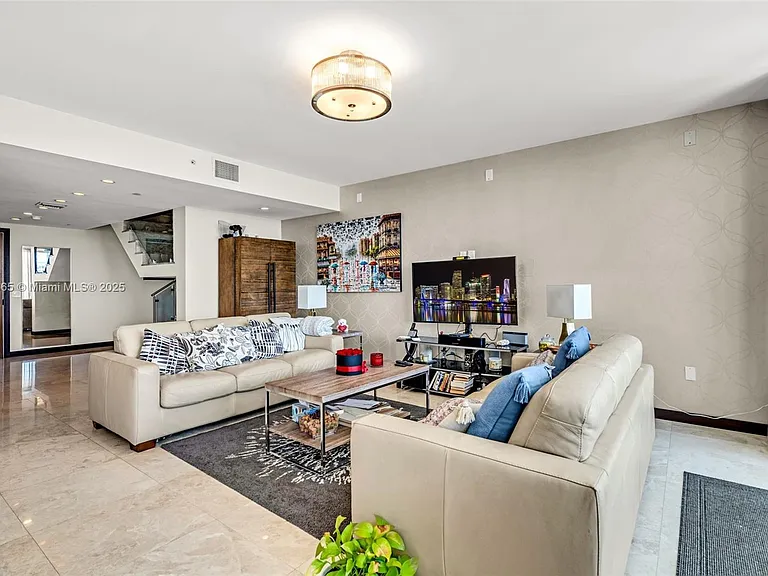 5875 Collins Ave #1714 — Photo 8