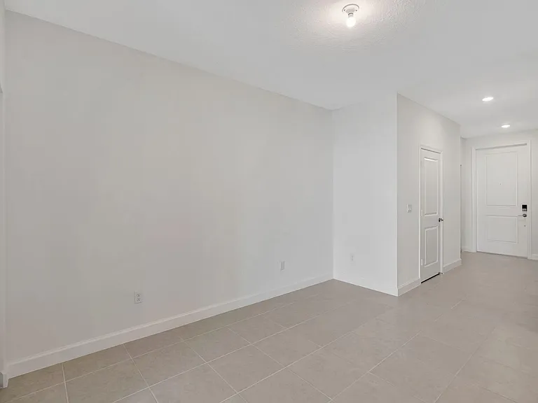 539 SE Rivergrass St — Photo 7
