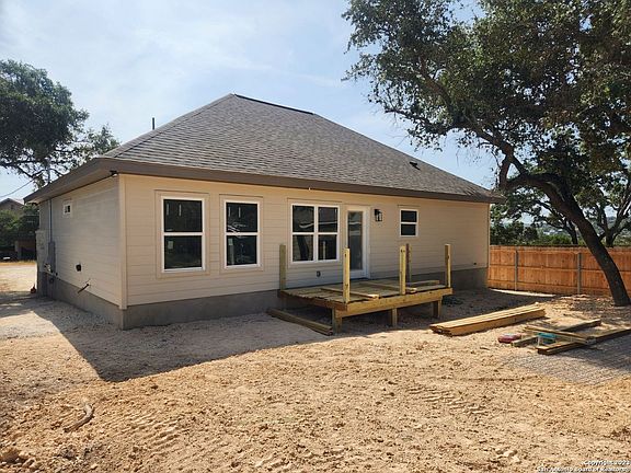 3rd image of 2841 Woodcrest Dr