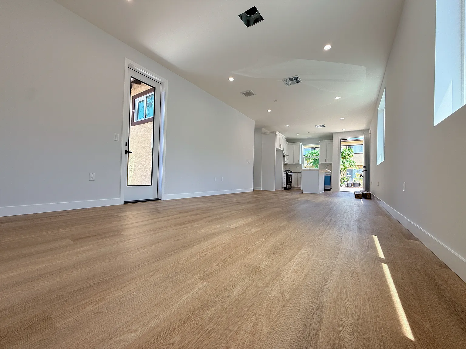 2 bed, 920 sqft, $2,400 — Photo 1