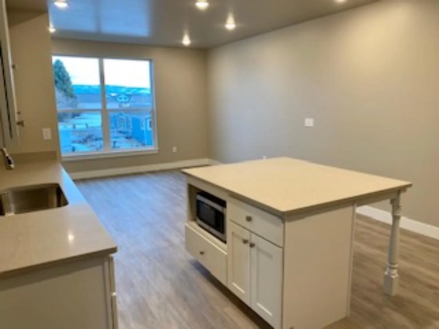 1295 Thomas Dr — Photo 4