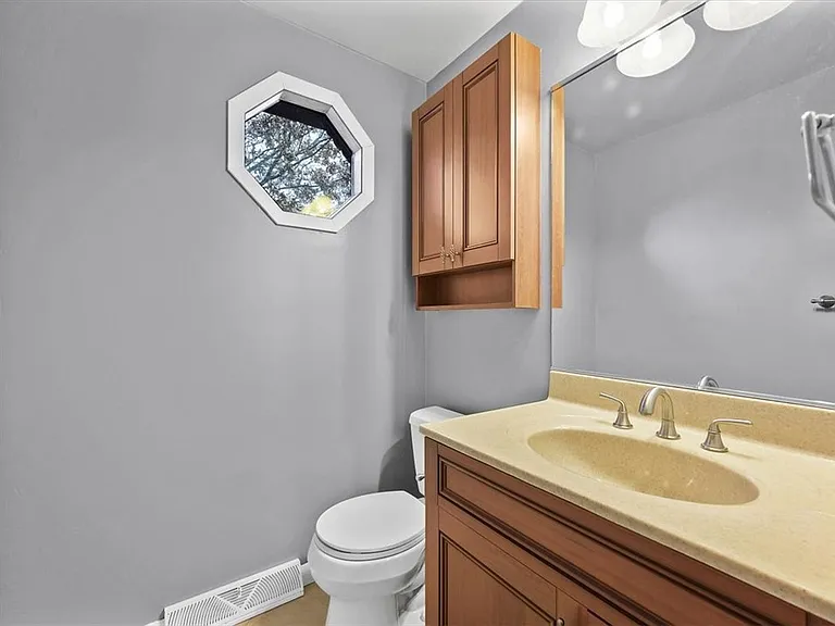 1101 Timberglen Dr — Photo 10