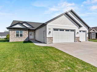 1983 Mimosa Ln, Neenah, WI 54956
