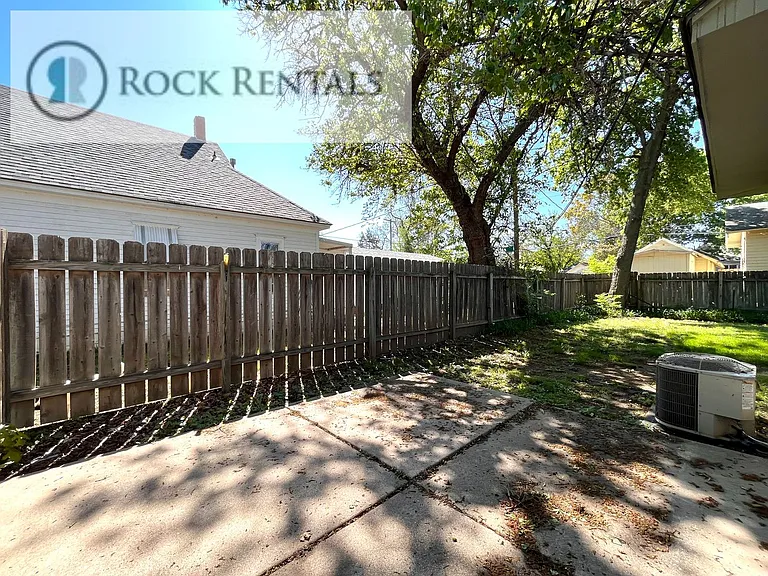 718 N Poplar St — Photo 8
