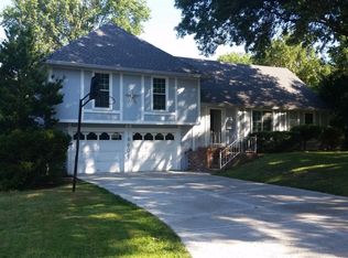9604 W 98th St, Overland Park, KS 66212