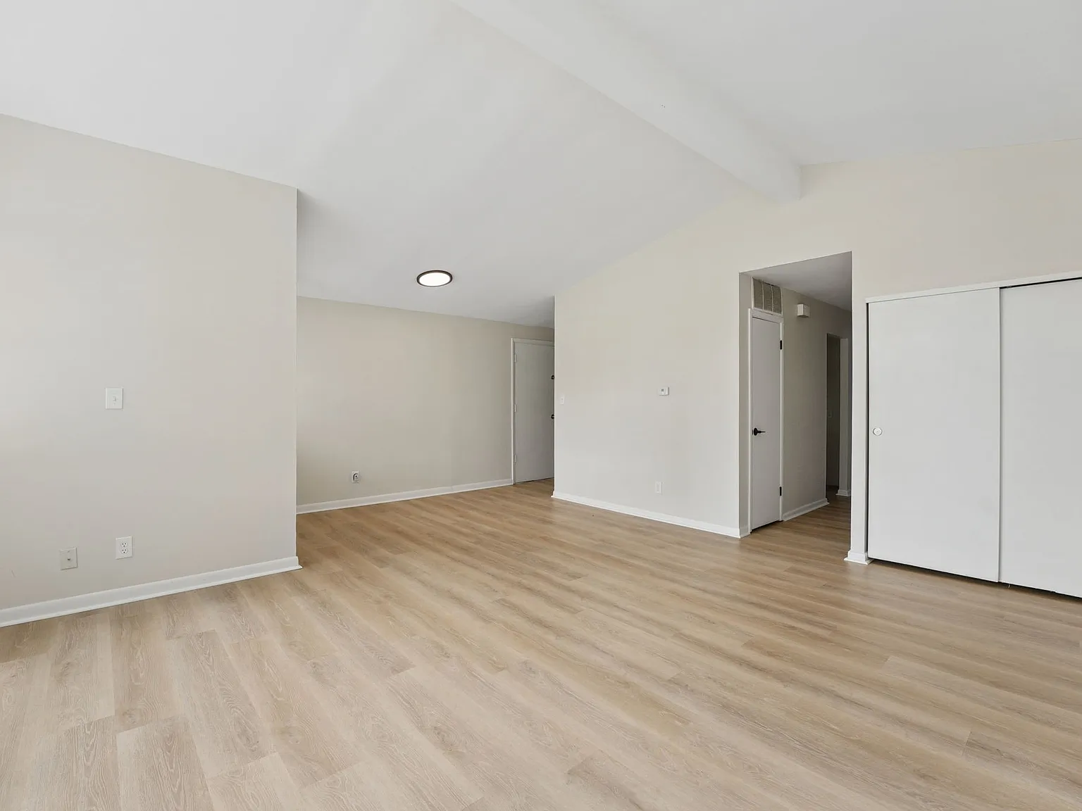 3 bed, 1018 sqft, $1,595 — Photo 3