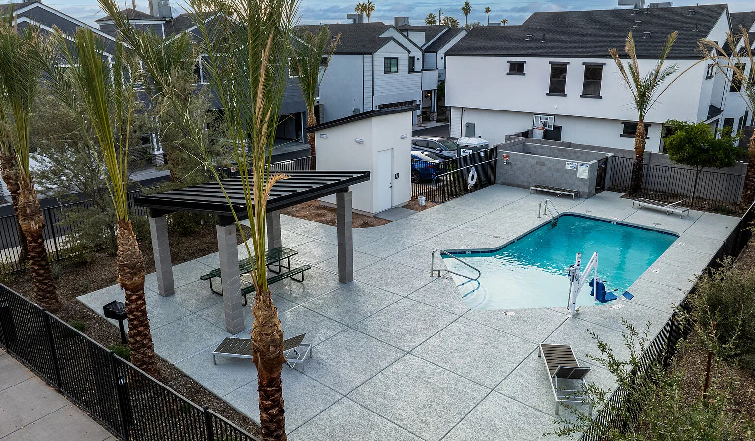 4 bed, 2.5 bath, 1921 sqft, $2,950 — Photo 2