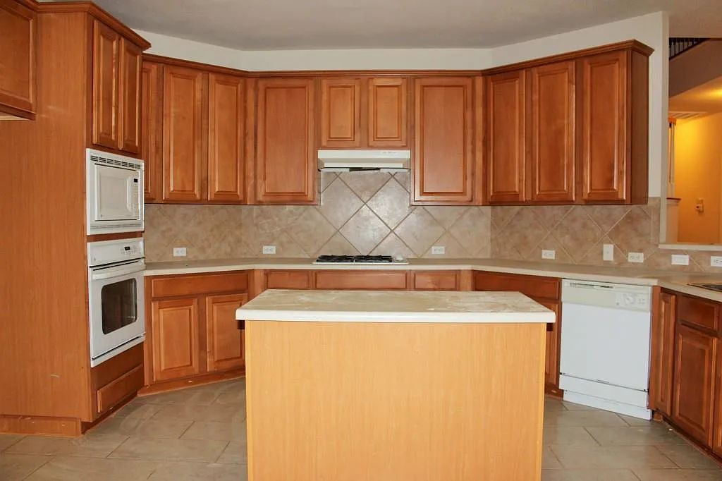 4 bed, 3.5 bath, 3987 sqft, $2,850 — Photo 4