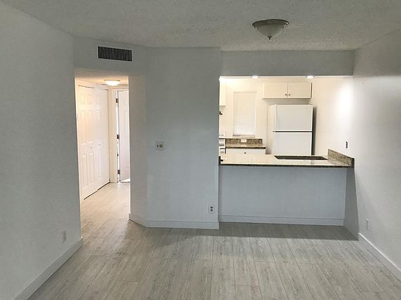 5th image of 10135 Twin Lakes Dr #10135