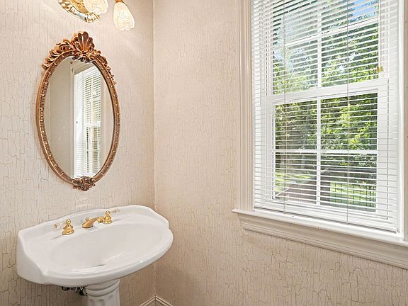 3rd image of 511 Mountain View Ct