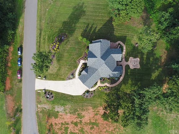 4th image of 1047 Lake Manor Dr