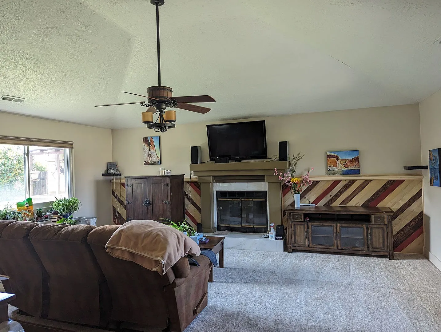 3 Bedroom Home In Great Location! — Photo 4