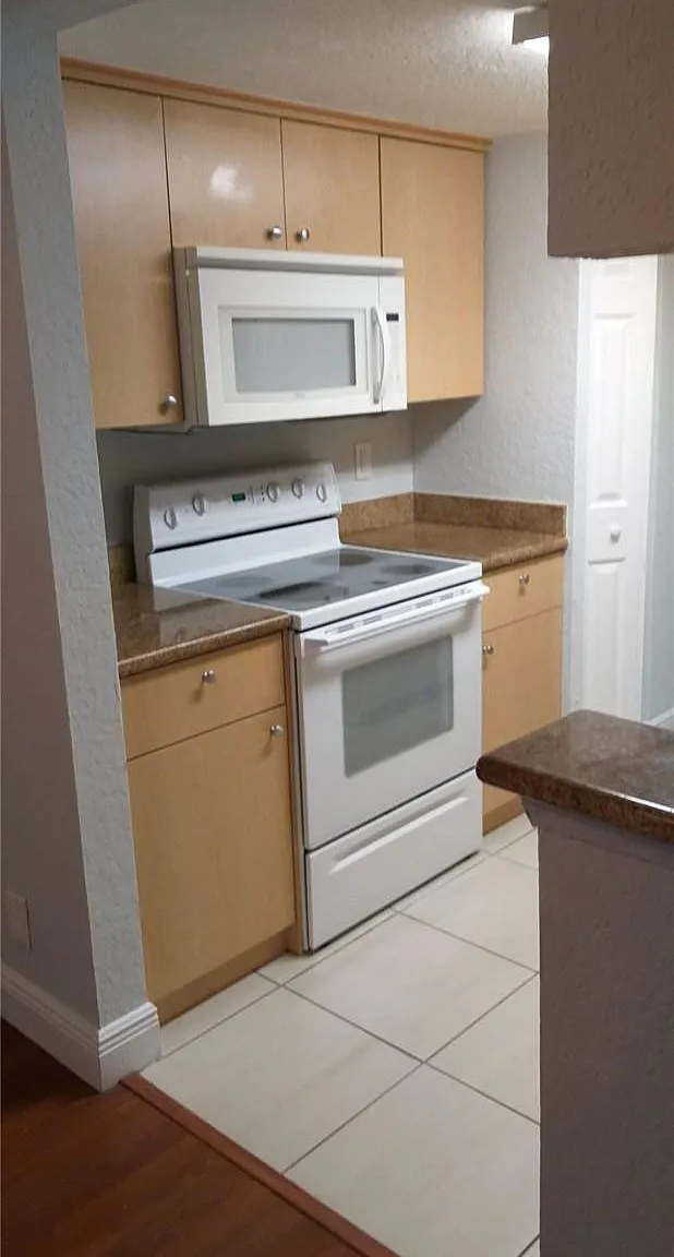 2 bed, 2.0 bath, 1000 sqft, $2,200 — Photo 2