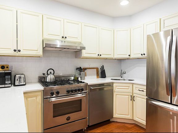 3rd image of 472 Quincy St Floor 1