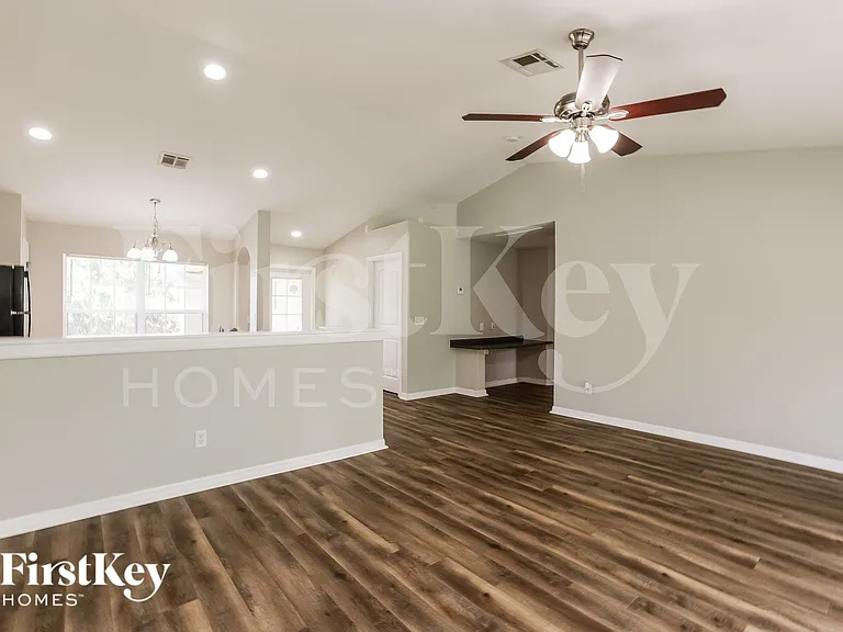 915 Kanuga St E — Photo 6