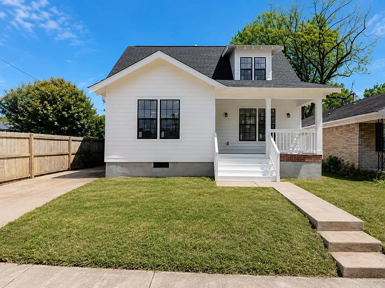 960 Blythe St — Photo 2