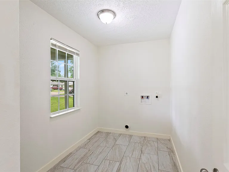 504 Burke Rd — Photo 15