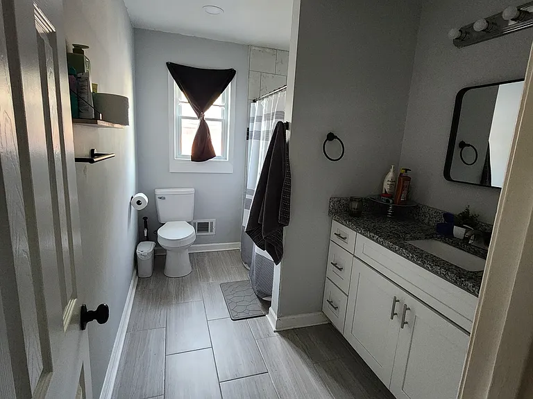 1112 Rockingham St — Photo 2