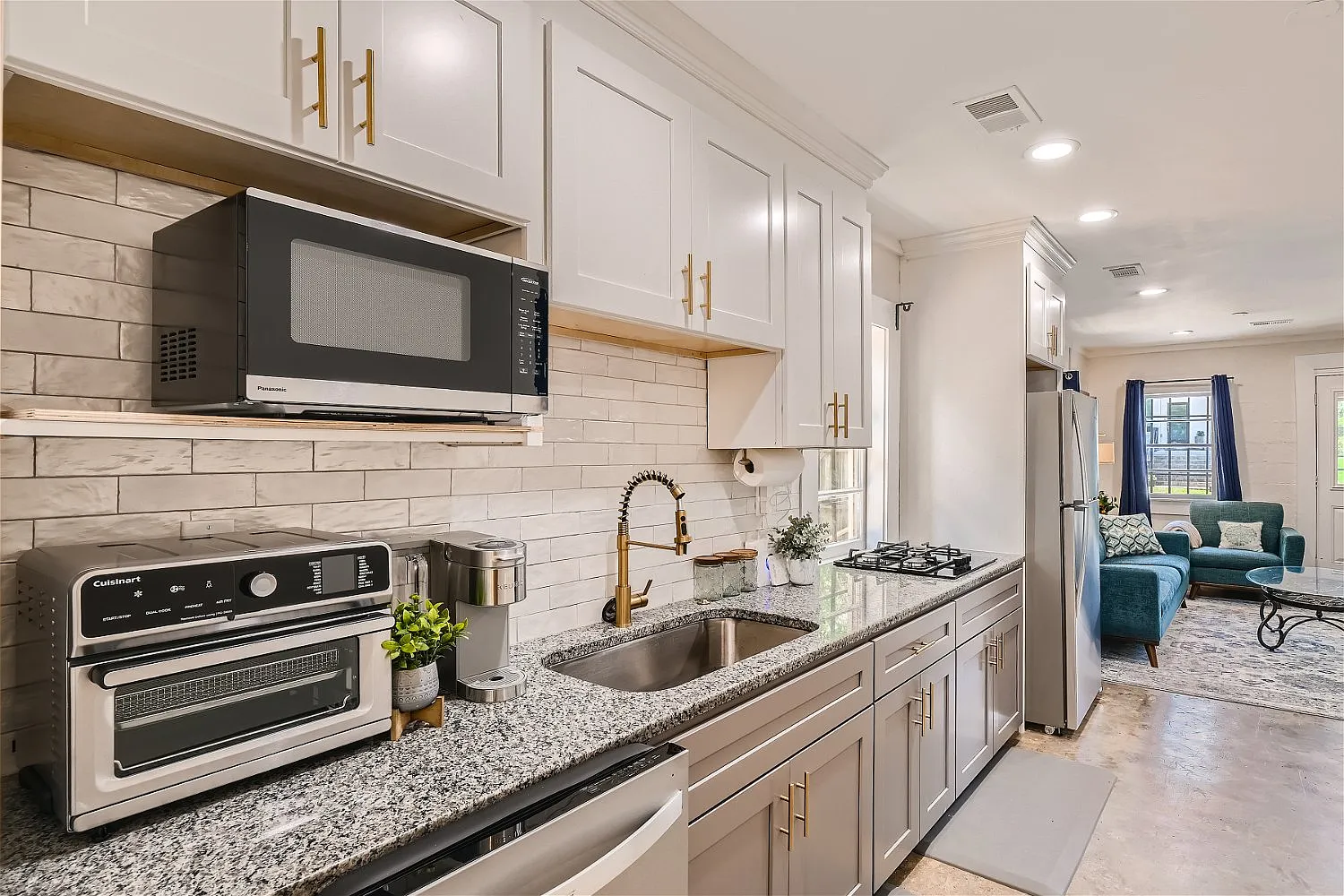 3 bed, 720 sqft, $2,500 — Photo 2