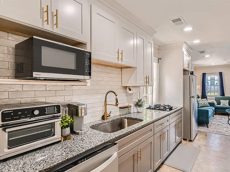 220 Bass St SE — Photo 2
