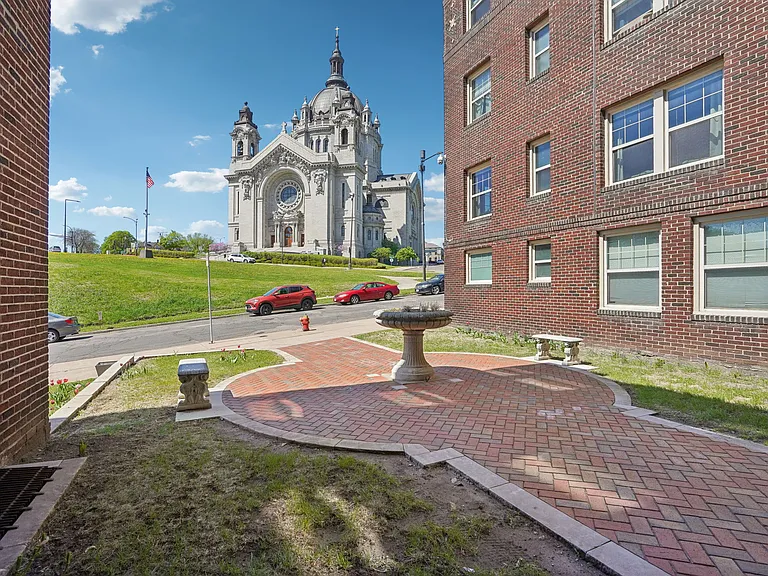 Summit Hill Apartments — Photo 31
