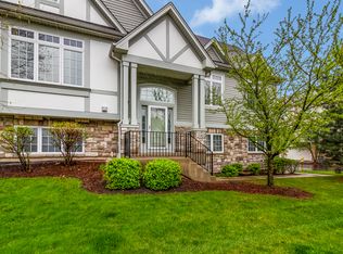 190 Sype Dr, Carol Stream, IL 60188