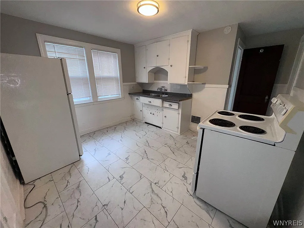4 bed, 2.0 bath, 2043 sqft, $1,350 — Photo 4
