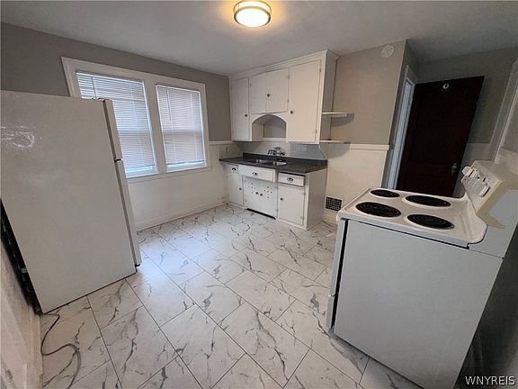 4th image of 34 Sunset St