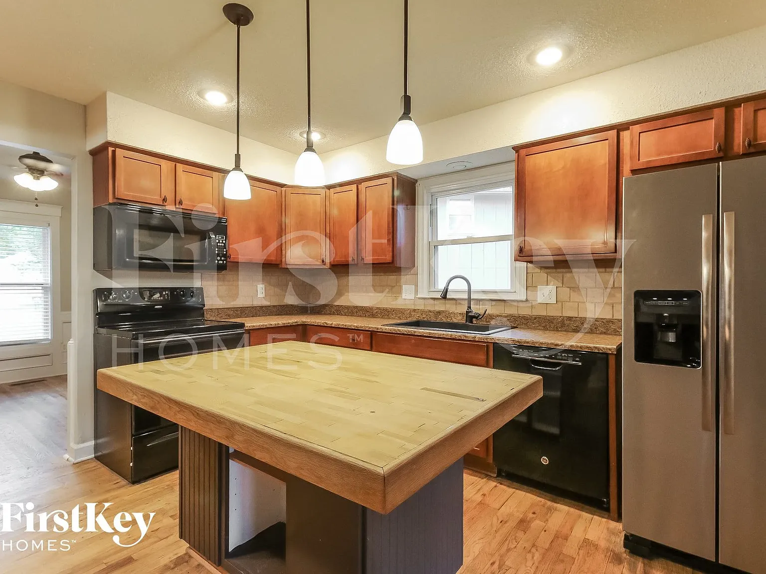 3 bed, 3.0 bath, 2015 sqft, $2,325 — Photo 4