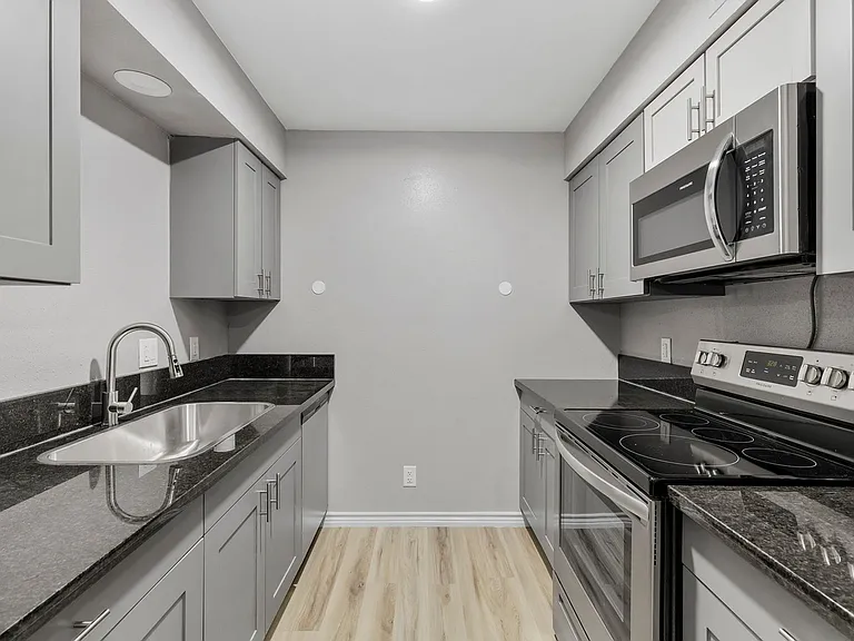 1401 Garrett St — Photo 7