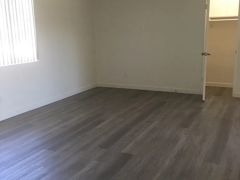 Burbank Tarzana Apartments — Photo 8