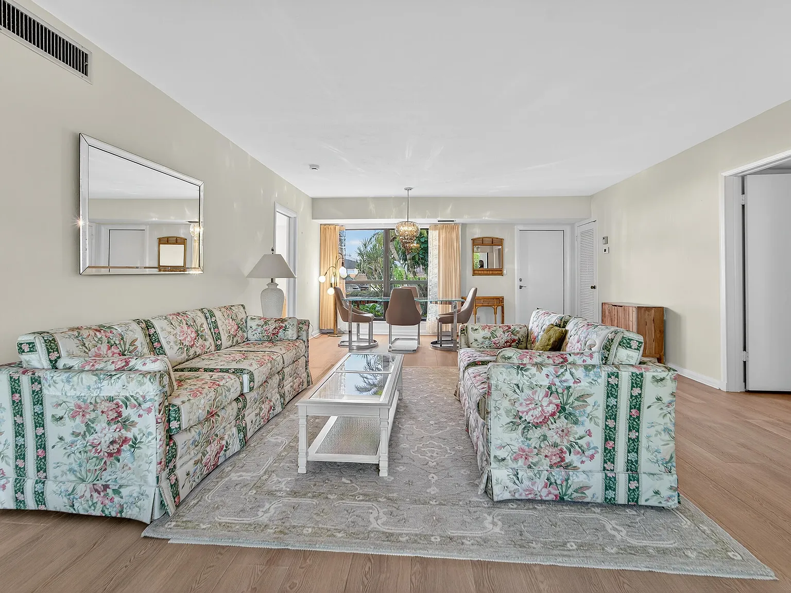 3 bed, 2.0 bath, 1600 sqft, $3,500 — Photo 2