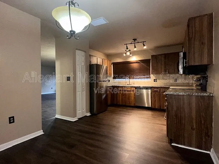 507 Hunter Cir — Photo 5
