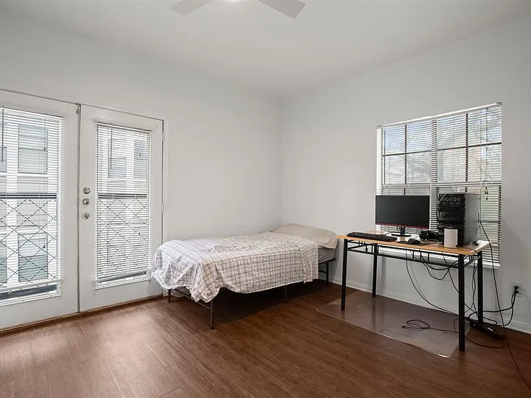 914 W 22nd 1/2 St #304 — Photo 3