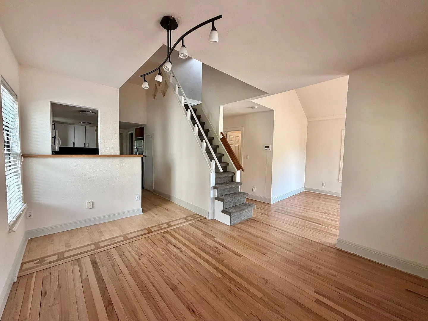 2bed/1.5bath in Brentwood — Photo 3