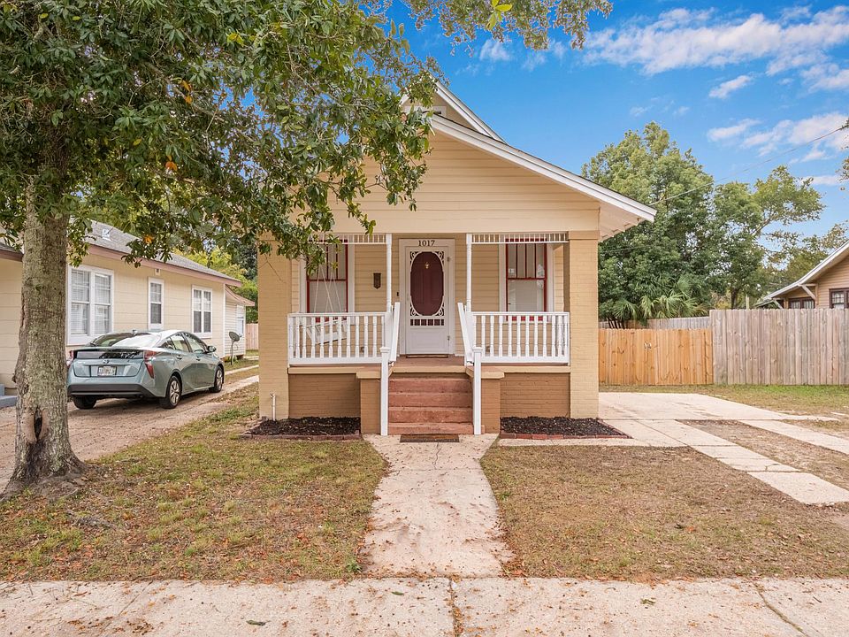 Front of house w/offstreet parking
